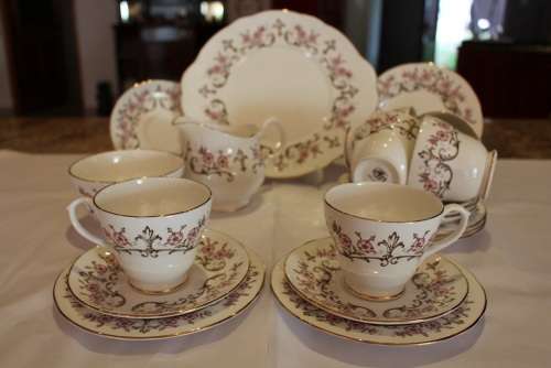 HUDSON AND MIDDLETON ROYAL SUTHERLAND CHINA TEA SET