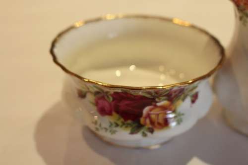 ROYAL ALBERT OLD COUNTRY ROSES  MILK AND SUGAR