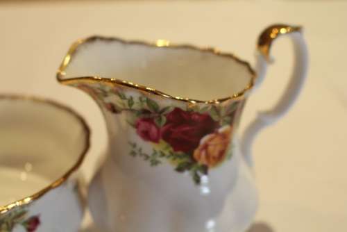 ROYAL ALBERT OLD COUNTRY ROSES  MILK AND SUGAR