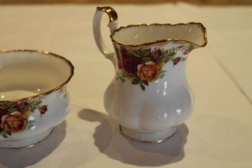 ROYAL ALBERT OLD COUNTRY ROSES  MILK AND SUGAR