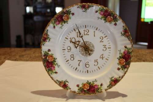 ROYAL ALBERT OLD COUNTRY ROSES WALL CLOCK