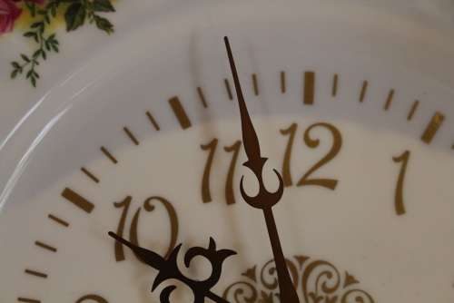 ROYAL ALBERT OLD COUNTRY ROSES WALL CLOCK
