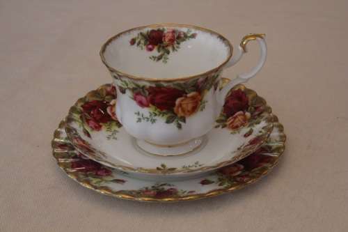 ROYAL ALBERT OLD COUNTRY ROSES TEA TRIO B