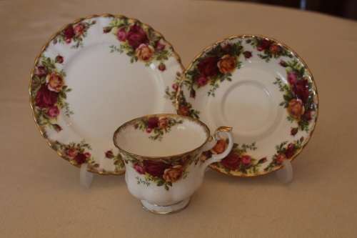 ROYAL ALBERT OLD COUNTRY ROSES TEA TRIO B