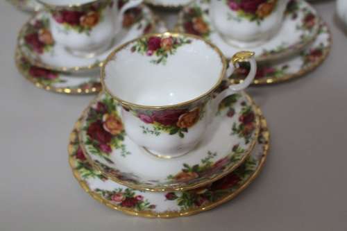 FABULOUS ROYAL ALBERT OLD COUNTRY ROSES PART TEA SET