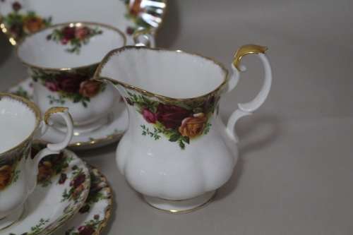 FABULOUS ROYAL ALBERT OLD COUNTRY ROSES PART TEA SET