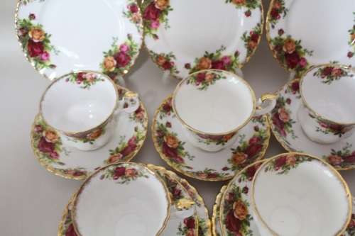 FABULOUS ROYAL ALBERT OLD COUNTRY ROSES PART TEA SET