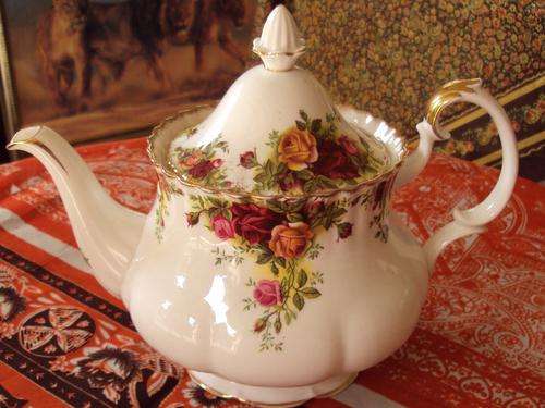 ROYAL ALBERT OLD COUNTRY ROSES LARGE TEAPOT
