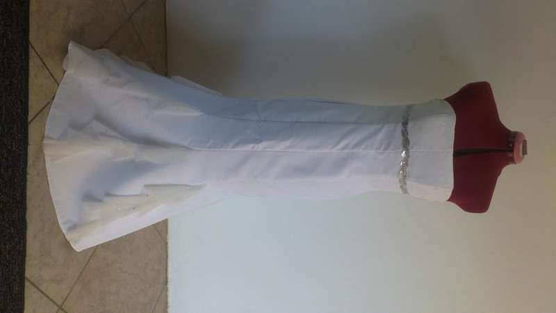 Stunning white strapless wedding dress!!