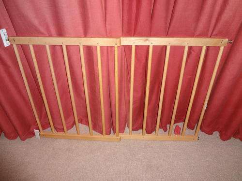 Baby Safety Gate / barrier - fits up to 1.05m