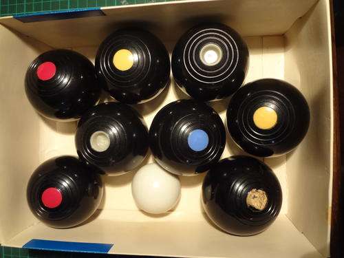 Carpet Bowls - indoor game- second hand - blue tag foblue bowl is missing (see picture)