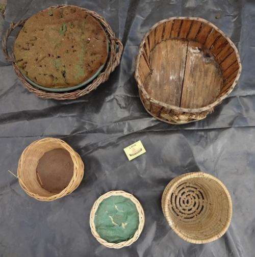 Flower / plant baskets and floristry plastic holders