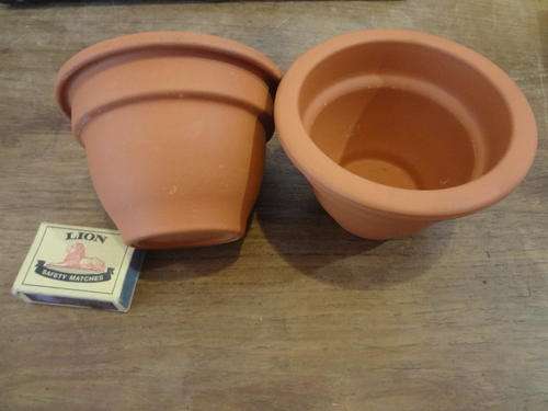 Clay pots 11cm in diameter from rim to rim (used either for pot plants / flower arrangements) (HJB)