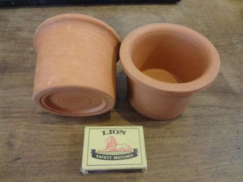 Clay pots 8.5cm in diameter from rim to rim (used either for pot plants / flower arrangements) (HJB)