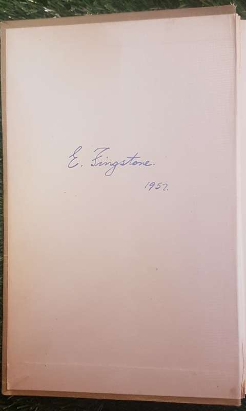Hier is ons Skrywers:- Nienaber. 1st Ed.
