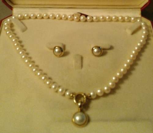 Genuine Pearl Necklace with 9ct Gold Signoretti Clasp, Mabe Pendant & Mabe Earring Studs