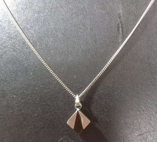 Vintage Sterling Silver 925 Fine Chain with Dainty Onyx Inset Pendant