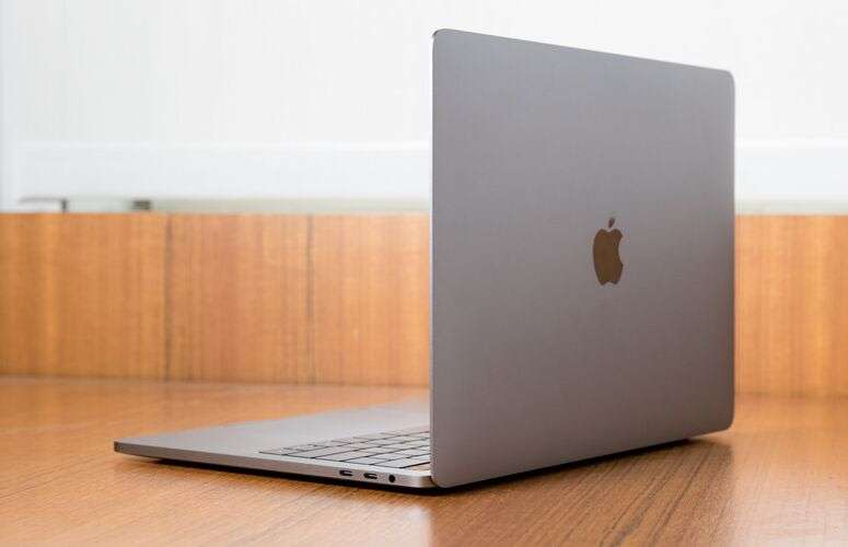 MACBOOK PRO 13 RETINA 2017 , CORE I5 ,8GB RAM ,256GB SSD,INTEL IRIS PLUS GRAPHICS 640