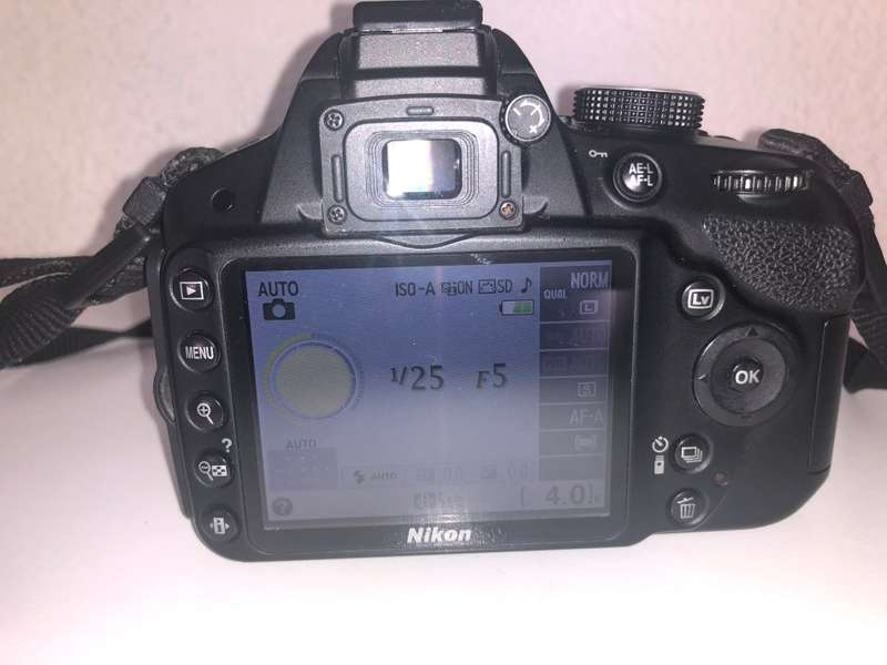 Nikon D3200 24.2PM DSLR Camera with 18-55mm IN EXCELLENT CONDITION. WITH CARRY BAG