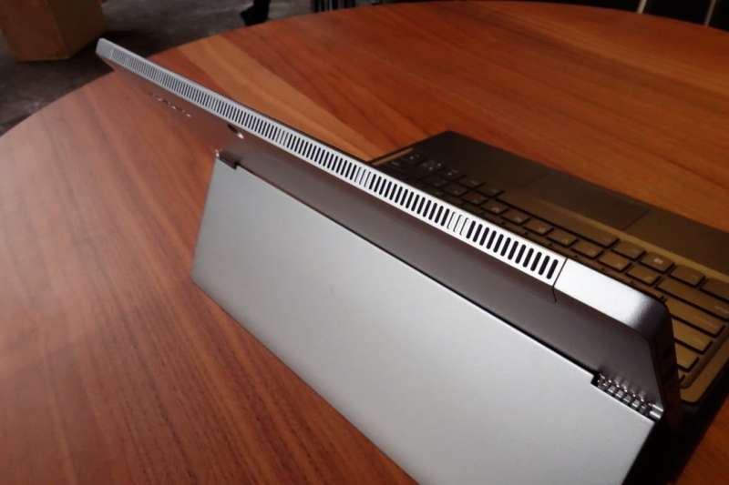 LENOVO MIIX 520 , 8TH GEN CORE I7-8550U @1.80GHz,8GB RAM,256GB SSD 2 IN 1