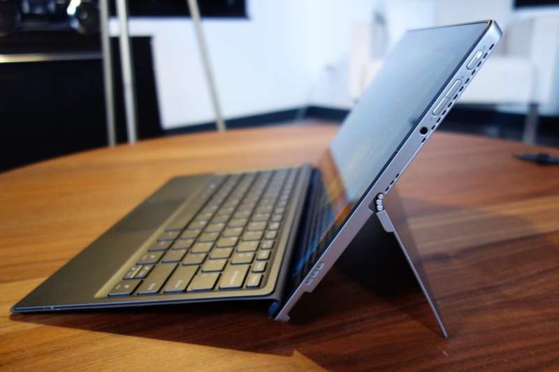 LENOVO MIIX 520 , 8TH GEN CORE I7-8550U @1.80GHz,8GB RAM,256GB SSD 2 IN 1