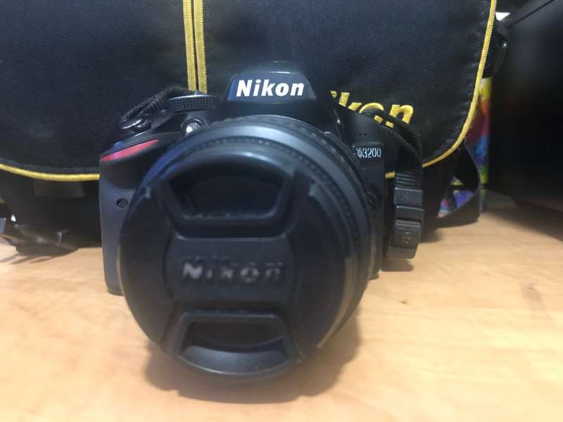 Nikon D3200 , 24MP DSLR Camera with 18-55mm IN EXCELLENT CONDITION. WITH LOWEPRO CARRY BAG