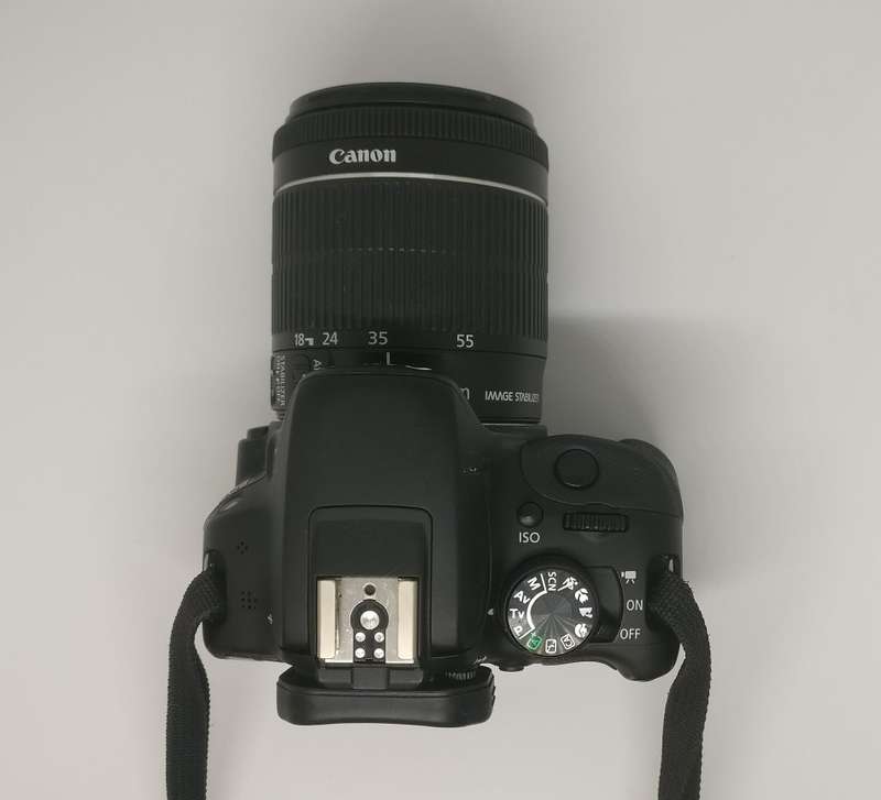 CANON 100D IN EXCELLENT CONDITION WITH 18-55MM LENS , 8GB MEMORY CARD AND SHOULDER BAG