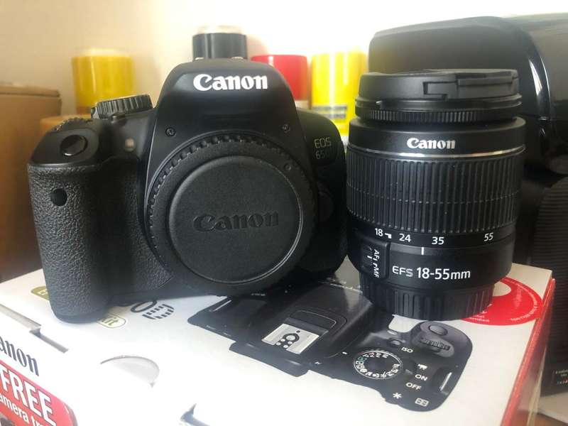 CANON EOS 650D IN BRAND NEW CONDITION WITH 18-55MM ZOOM LENS , COMING IN THE BOX WITH 64GB SD CARD