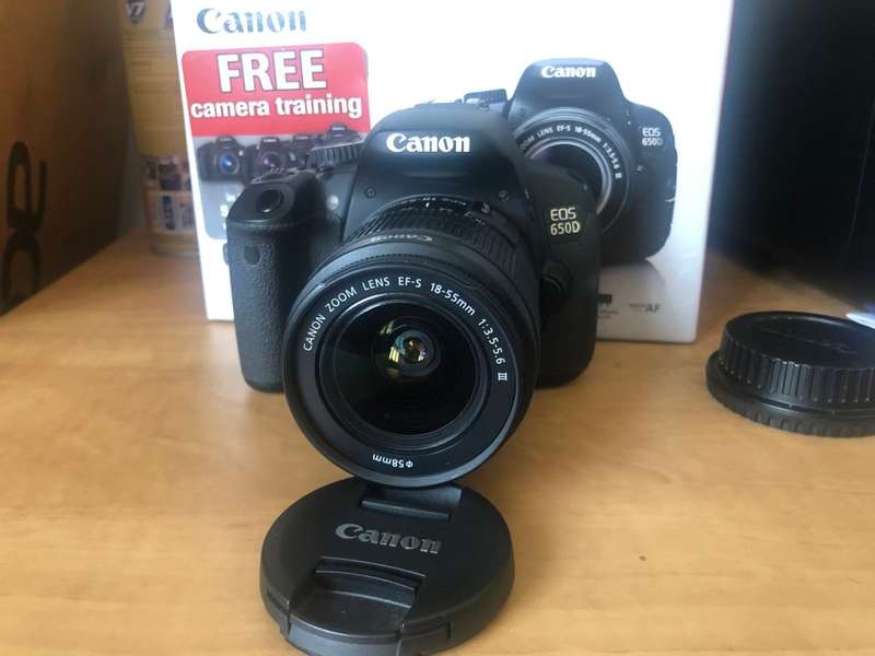 CANON EOS 650D IN BRAND NEW CONDITION WITH 18-55MM ZOOM LENS , COMING IN THE BOX WITH 64GB SD CARD
