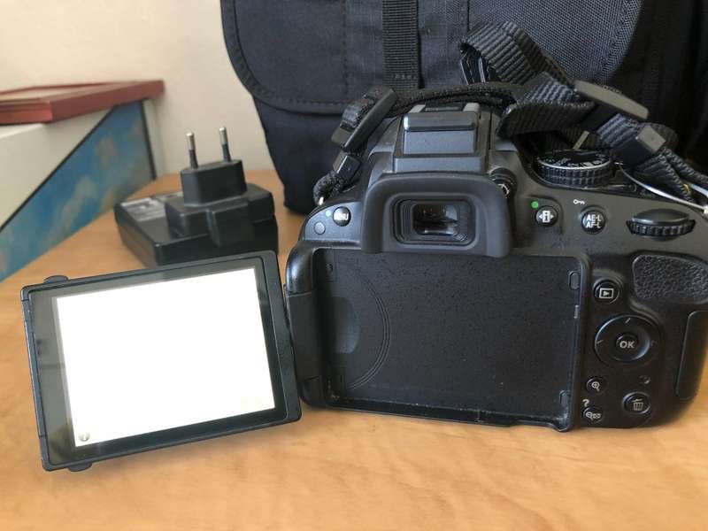 Nikon D5100 DSLR with 18-55mm f/3.5-5.6G DX VR Lens, LOWEPRO BAG , EXCELLENT CONDITION