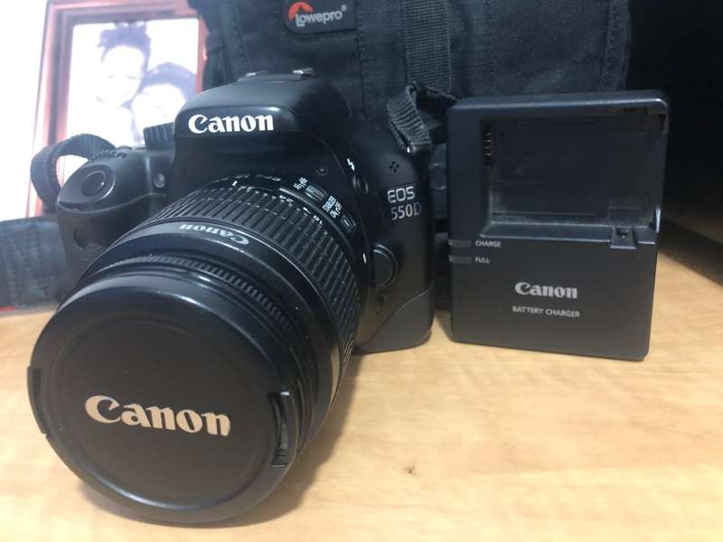 Canon EOS 550D Digital SLR camera FULL HD MOVIES with Canon 18-55MM LENS, LOWEPRO BAG