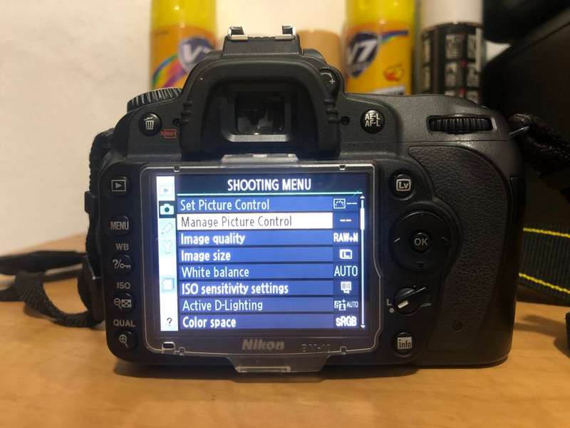Nikon D90 DSLR Camera WITH NIKON 18-55MM VR LENS IN EXCELLENT CONDITION