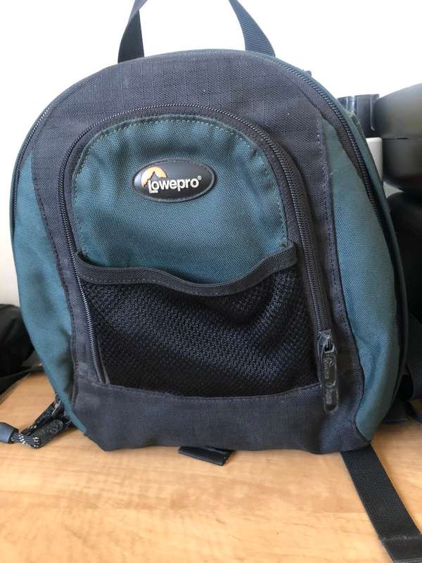 Canon EOS 1200D DSLR Camera 18MP ,FHD MOVIES ,18-55mm Lens IN VERY GOOD CONDITION , WITH LOWEPRO BAG