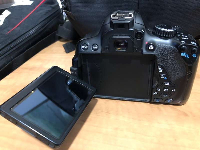 CANON 650D,18MP, FULL HD MOVIES,WITH 18-55MM LENS,CARRY BAG VERY GOOD CONDITION
