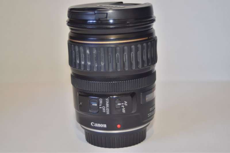 Canon EF 28-135mm f/3.5-5.6 IS USM Lens IN VERY GOOD CONDITION