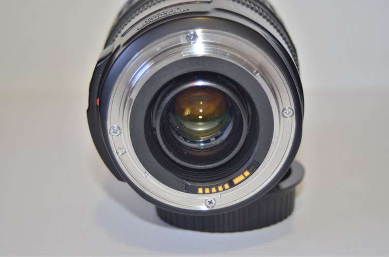 Canon EF 28-135mm f/3.5-5.6 IS USM Lens IN VERY GOOD CONDITION