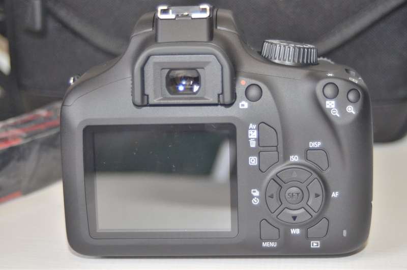 Canon EOS 4000D 18MP DSLR , FHD MOVIES, WIFI with EF-S 18-55mm  CARRY BAG. BRAND NEW CONDITION