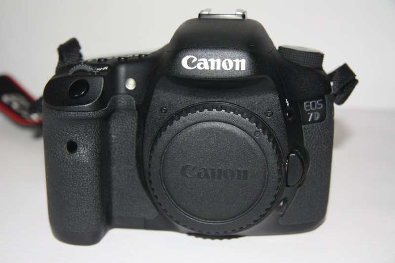 CANON EOS 7D WITH 18-135MM IS LENS , EXCELLENT CONDITION