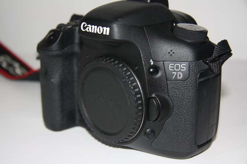 CANON EOS 7D WITH 18-135MM IS LENS , EXCELLENT CONDITION