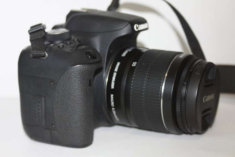 Canon EOS 750D 24MP DSLR Camera WITH 18-55MM IS II , VOYAGER BAG, BOOKLET AND 16GB SD CARD