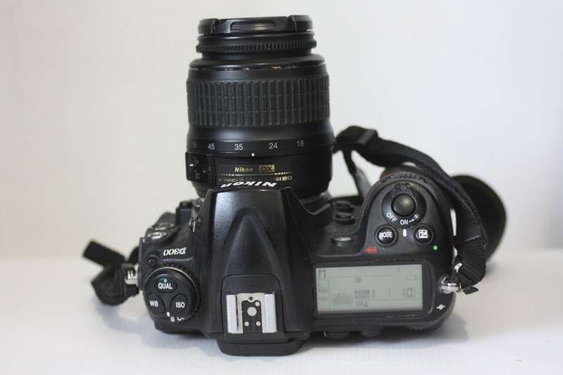 Nikon D300  12.3MP Digital SLR Camera WITH 18-55MM ZOOM LENS VERY GOOD CONDITION