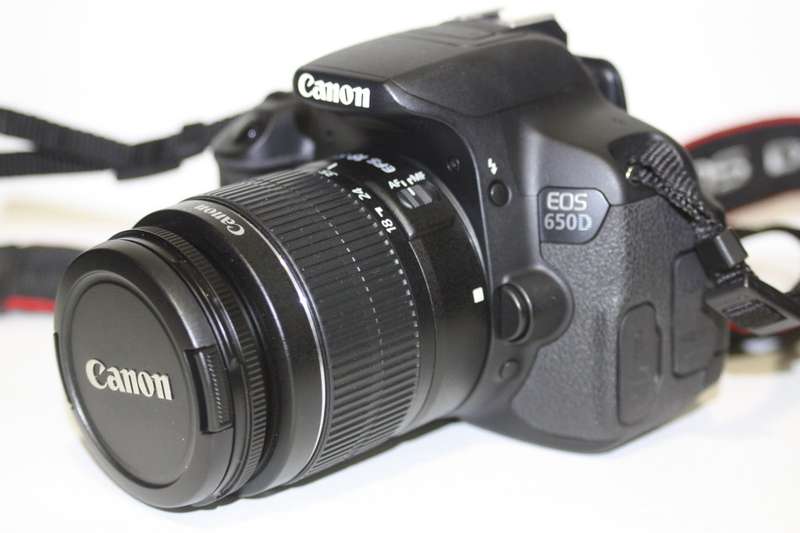 CANON EOS 650D, 18MP DSLR WITH FULL HD MOVIES, 18-55MM III ZOOM LENS AND CANON CARRY BAG