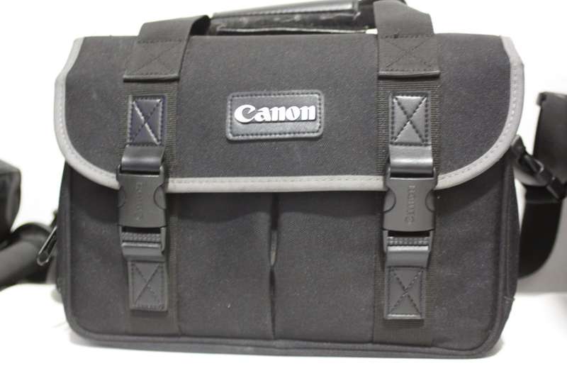 CANON EOS 650D, 18MP DSLR WITH FULL HD MOVIES, 18-55MM III ZOOM LENS AND CANON CARRY BAG