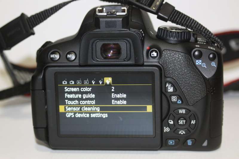 CANON EOS 650D, 18MP DSLR WITH FULL HD MOVIES, 18-55MM III ZOOM LENS AND CANON CARRY BAG