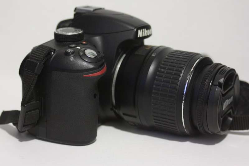 Nikon D3200 24MP DSLR Camera, FULL HD MOVIES  with 18-55mm IN VERY GOOD  CONDITION
