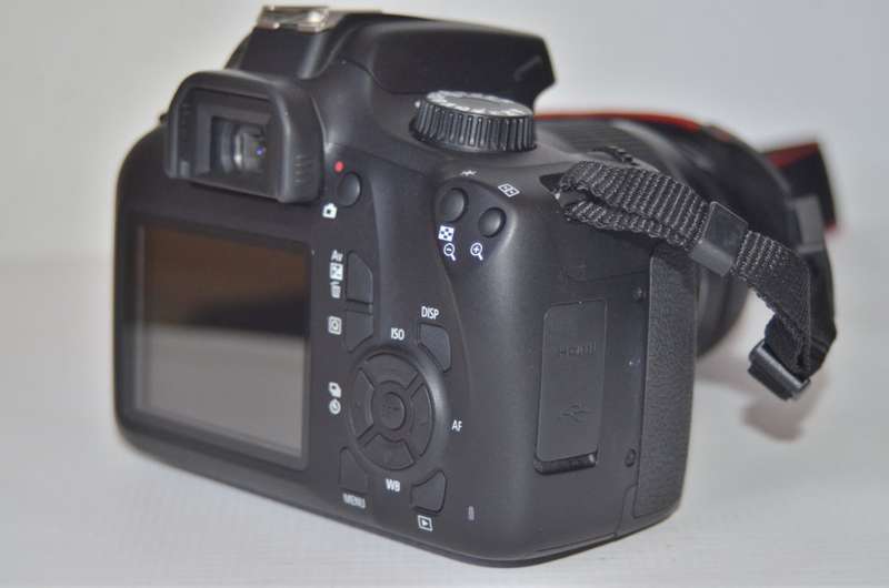Canon EOS 4000D 18MP . FULL HD MOVIES,18-55mm LENS, BOOKLET. BAG IN  EXCELLENT CONDITION