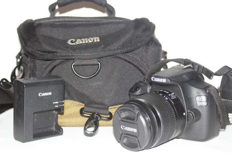Canon EOS 1200D 18MP DSLR Camera , FULL HD MOVIES,18-55mm Lens,CANON  BAG, VERY GOOD CONDITION