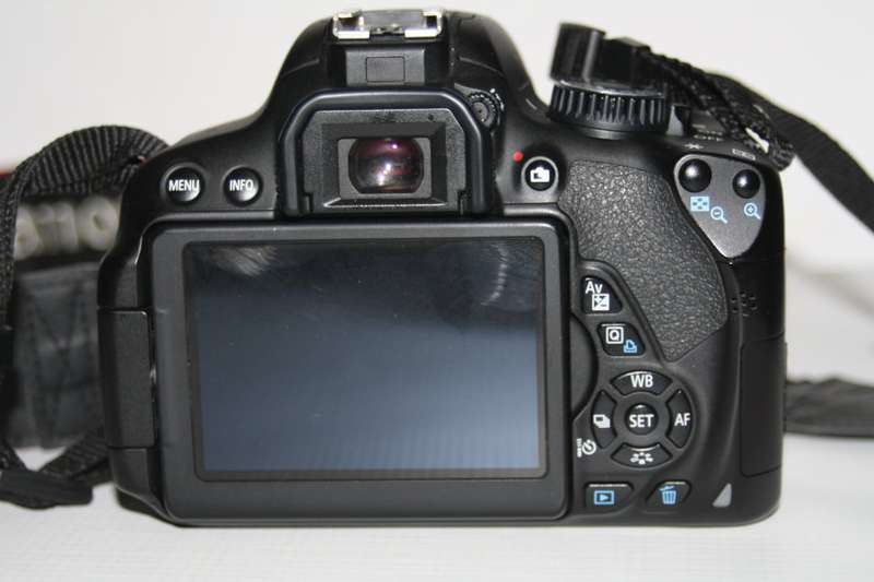 CANON EOS 650D, 18MP DSLR WITH FULL HD MOVIES, 18-55MM III ZOOM LENS , 16GB SD CARD AND CANON BAG