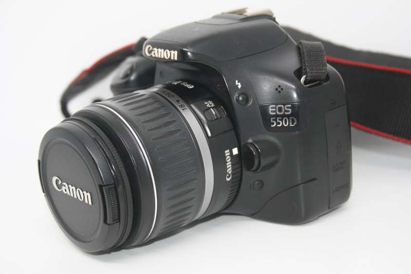 Canon EOS 550D , 18 MP ,FULL HD MOVIES Digital SLR Camera with  EF-S 18-55mm f/3.5-5.6 II