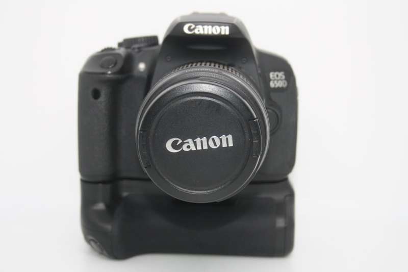 CANON EOS 650D, 18MP DSLR ,FULL HD MOVIES, 18-55MM IS ZOOM LENS , BATTERY GRIP WITH 2 BATTERIES